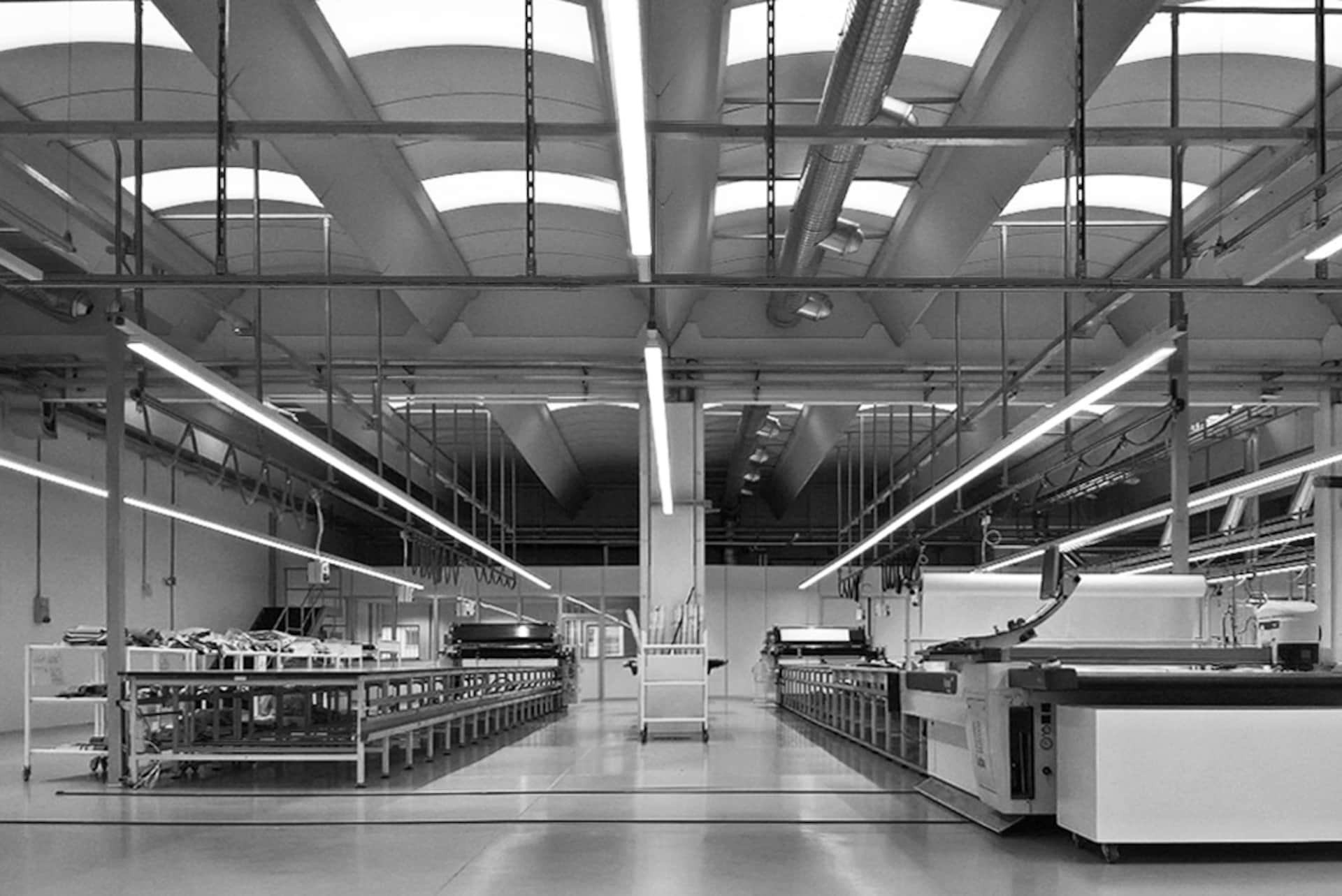 646989445EV00003_Prada_Pres