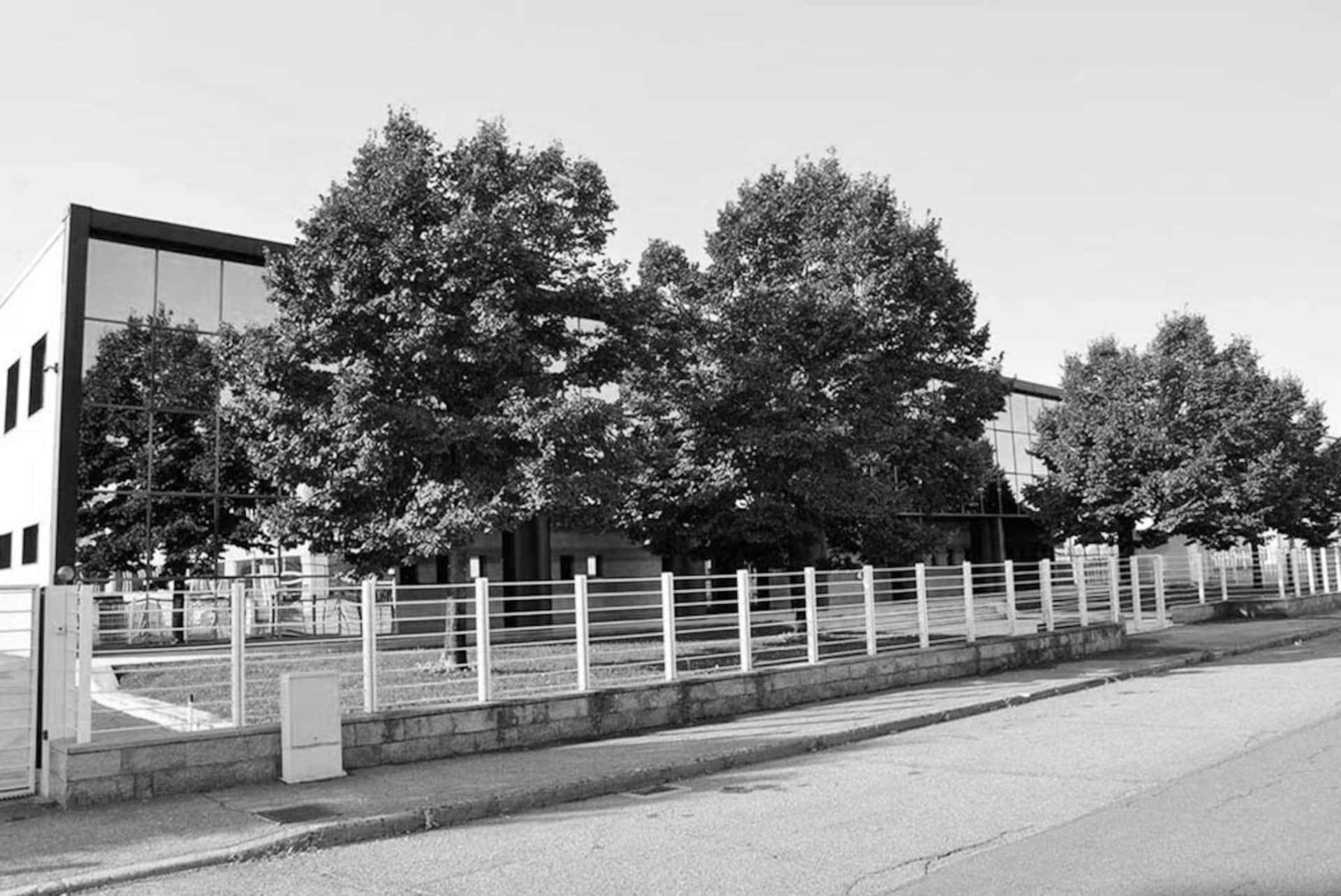 646989445EV00003_Prada_Pres