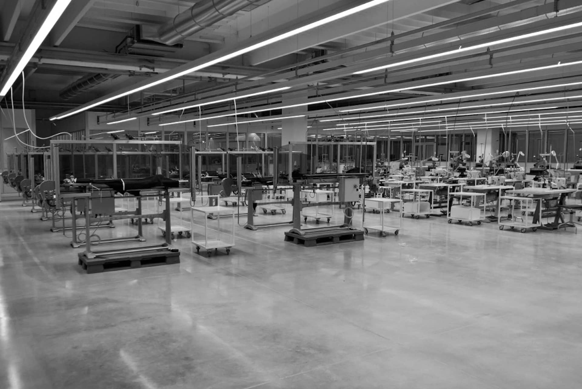 646989445EV00003_Prada_Pres