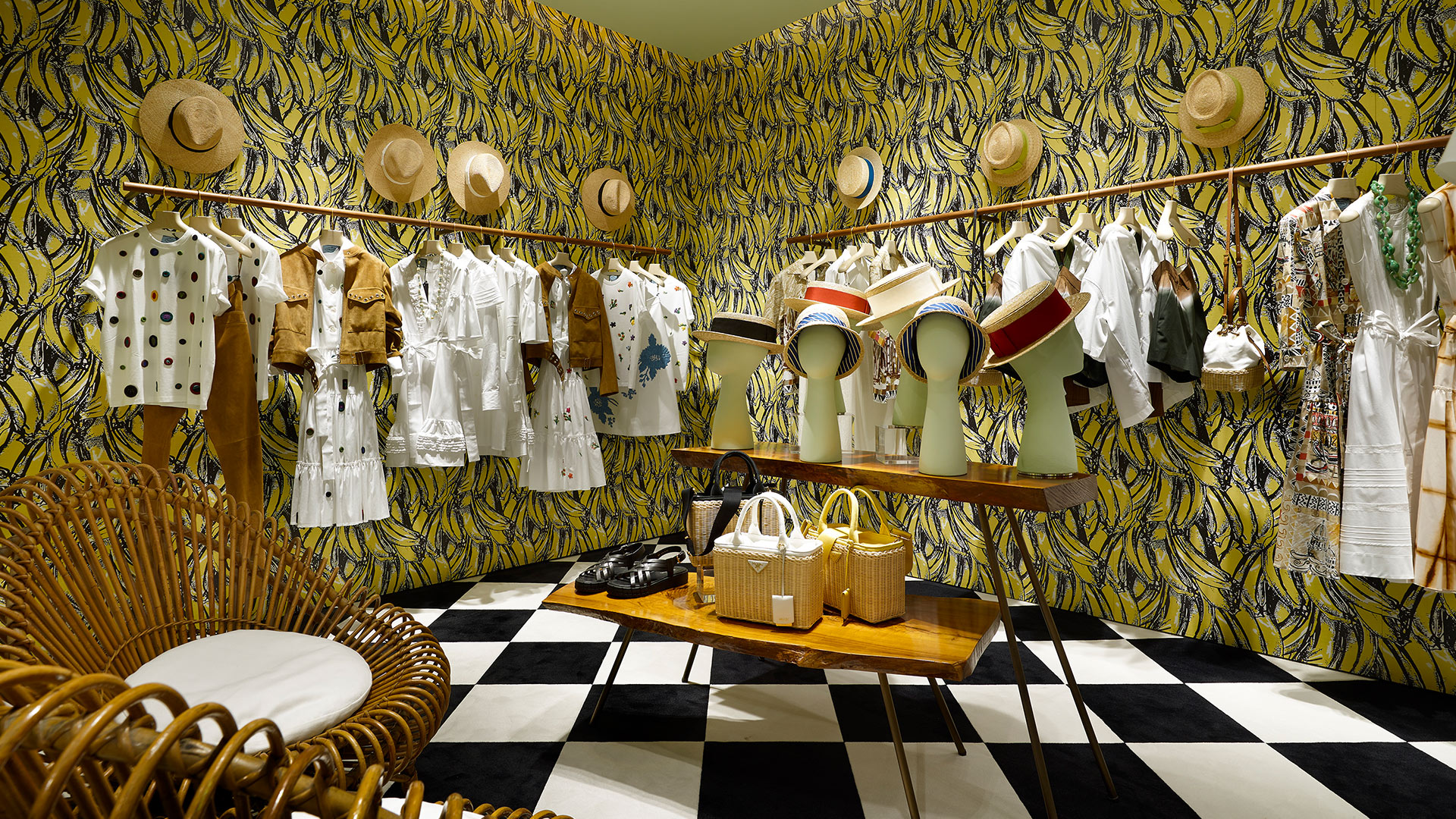 Prada riapre i negozi stagionali