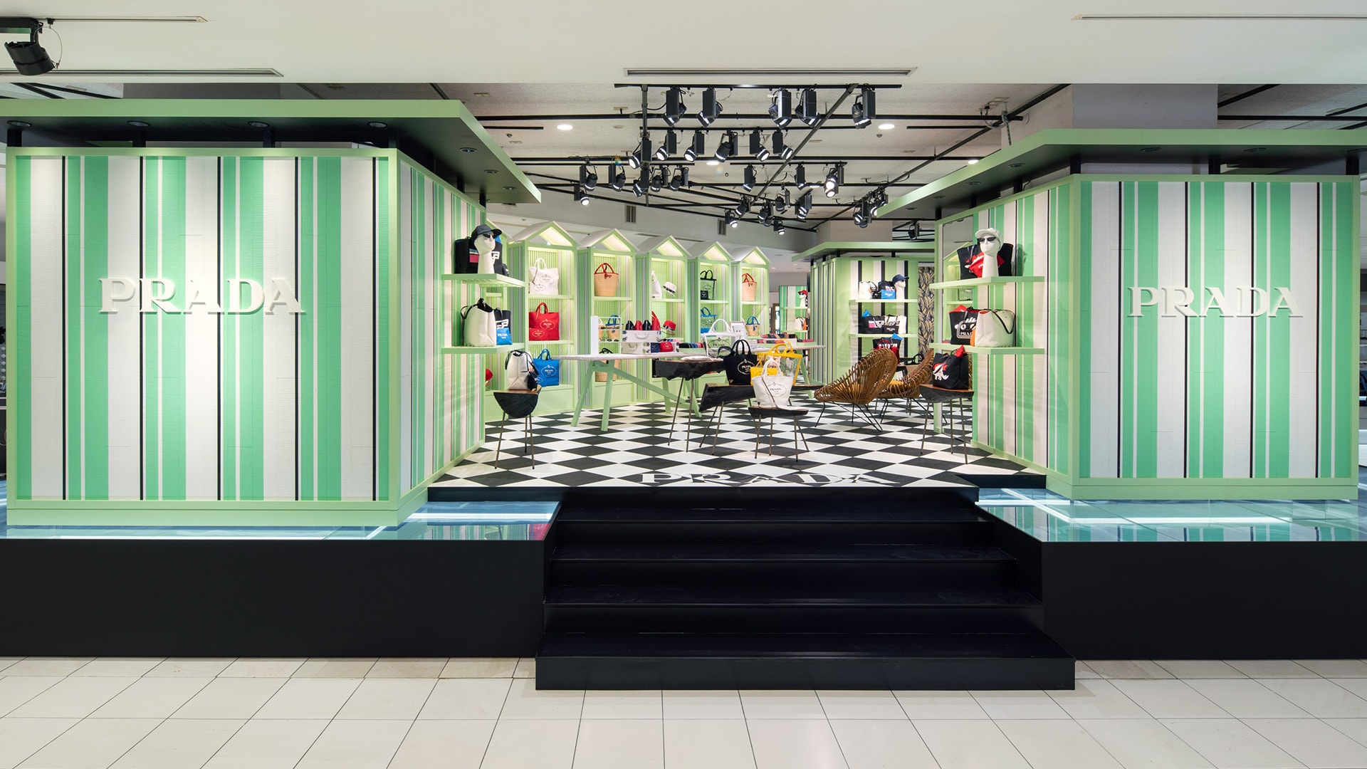 PRADA 店舗外観 アートフレーム プラダ」が青山店の建築家ら4組のクリエイティブ賢者とコラボ